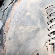 Jobb első doblemez műanyag burkolata alatt található korrózió Jobb első doblemez műanyag burkolata alatt található korrózió